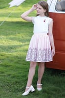 طقم تيور بتنورة مشجرة وبلوزة سكري بكم دانتيل