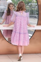 فستان تل هاينك يجمع ما بين اللونين الوردي والارجوا...