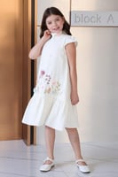 فستان بناتي بلون الاوف وايت يتميز بتطريزات ملونة