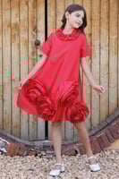 فستان أحمر مزين بالورود وكشكشة على الرقبة