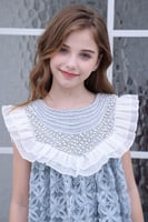 فستان تل بورود متداخلة وأبه كبيرة مزينة باللؤلؤ