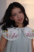 فستان بناتي باللون التيفاني بياقة عريضة مطرزة