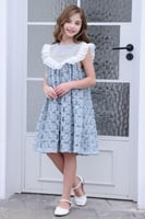 فستان تل بورود متداخلة وأبه كبيرة مزينة باللؤلؤ