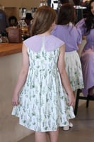 فستان بتشجيرة خضراء وأبه مزينة باللولو