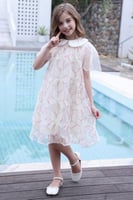 فستان تل باللون البيج مطرز ومزين باللؤلؤ على الأبه