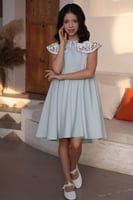 فستان بناتي باللون التيفاني بياقة عريضة مطرزة