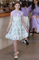 فستان بتشجيرة خضراء وأبه مزينة باللولو