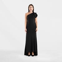 فستان سهرة اسود بكتف واحد وتصميم أنيق