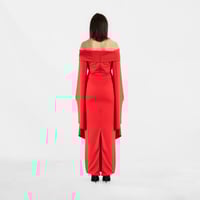 فستان سهرة احمر بأكمام طويلة مفتوحه وكتف مكشوفه