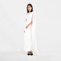 فستان سهرة ابيض ناعم مع كم بكسرات ملكي