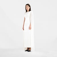 فستان سهرة ابيض ناعم مع كم بكسرات ملكي