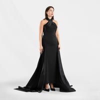 فستان سهرة أسود طويل برقبة متقاطعة وذيل منسدل