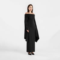 فستان سهرة أسود بأكمام كيب مكشوف الكتف