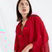 فستان سهرة احمر طويل بأكمام كيب جذابة