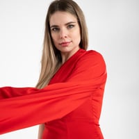 فستان ماكسي احمر ون شولدر وكم طويل منسدل وواسع