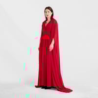 فستان سهرة احمر طويل بأكمام كيب جذابة