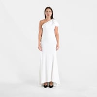 فستان سهرة أبيض طويل بكتف واحد لإطلالة ساحرة