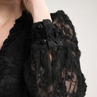 فستان سهرة أسود دانتيل بأكمام وتصميم راقي