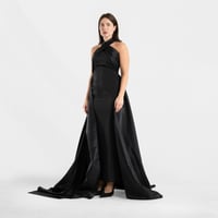 فستان سهرة أسود طويل برقبة متقاطعة وذيل منسدل