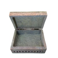 صندوق منحوت من الحجر بالكامل