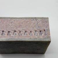 صندوق منحوت من الحجر بالكامل