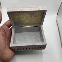 صندوق منحوت من الحجر بالكامل