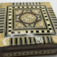 صندوق اندلسي من الخشب مرصع بالاصداف البحريه