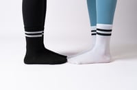 جوارب طويله سادة بخطين