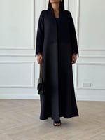 عباية كريب متوسط السماكة مزينة بدانتيل فاخر - عباي...