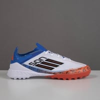 جزمة كرة قدم Adidas