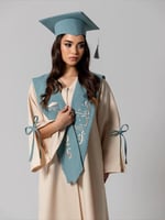 عباية تخرج 2026 لون بيج مع وشاح اخضر_متجر همسا