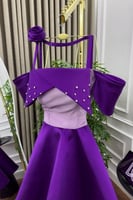 فستان السن المحير بكسرات واسعة بكتف مزين