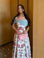 فستان ناعم بأناقة لا تُقاوم وفتحة صدر جذابة