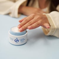 كيوفي كريم ليلي مغذي للوجه للبشرة الحساسة – 50 جم