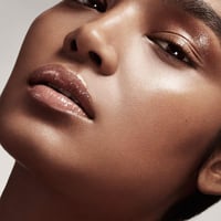 فنتي بيوتي قلوس ملمع ومكبر شفاه بومب يونيفرسال - 0...