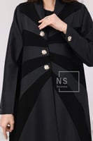 عباية بقصّة البليزر مبطّن بتدخيلة الأسود والزراير...