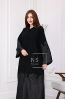 عباية بتخريم على شكل ورود محدد بالكريستال