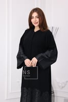 عباية بتخريم على شكل ورود محدد بالكريستال