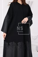 عباية بتخريم على شكل ورود محدد بالكريستال