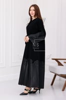 عباية بتخريم على شكل ورود محدد بالكريستال