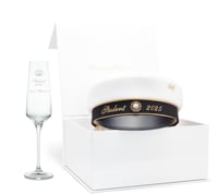 قبعات تخرج سويدية مع بروش تخرج ب الاسم مطلي ذهب تخ...