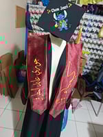 روب تخرج مع وشاح مخمل ملكي مع تطريز قبعة تخرج تطري...