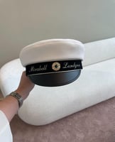 قبعات تخرج سويدية مع بروش تخرج ب الاسم مطلي ذهب تخ...