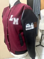 جاكيت تخرج مطرز بأكمام جلد خصم خاص للتخرج الآن.