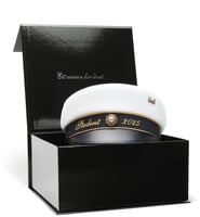 قبعات تخرج سويدية مع بروش تخرج ب الاسم مطلي ذهب تخ...