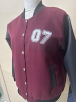 جاكيت تخرج مطرز بأكمام جلد خصم خاص للتخرج الآن.