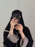 عباية كرز اللون بيج