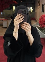 عباية كرز أكمام مخمل