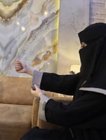 عباية كرز اللون بيج