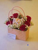 طقم هدية للبنات مع تنسيق ورد فخم